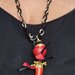 CATENA CON PENDENTE, catena nera lunga con pendente con grande corno rosso portafortuna, collana nera e rossa, pendente iconico Attive