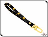 Cinturino staccabile da polso, in cuoio con borchie piramidali,  lungo 18,5 Cm. rifiniture colore oro, cuoio disponibile in 6 colori.