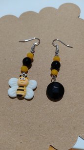Orecchini cristalli gialli,perla nera e charm a forma di ape 🐝