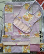 Set zainetto sacca per bambina tessuto lilla con orsetti, bavaglino e bustina con inserto in tela aida