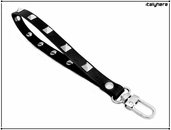 Cinturino staccabile da polso, in cuoio con borchie piramidali,  lungo 18,5 Cm. rifiniture colore argento, cuoio disponibile in 6 colori.
