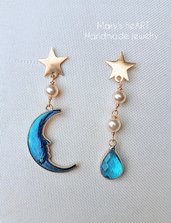 Orecchini pendenti 'Luna e stelle ' con ciondolo smaltato, perle e cristallo azzurro 