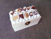 Scatolina portagioie decorata con panna e dolci in fimo