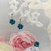 Parure di orecchini e collana Le Morette con morette in perle di vetro blu iridescenti 