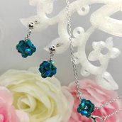 Parure di orecchini e collana Le Morette con morette in perle di vetro blu iridescenti 