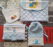 Completo nascita: portapannolini bebè ,portabiberon, completo sacchetto primo cambio bebé con bavaglino tela aida