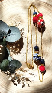 Collana perle di Caltagirone stile floreale , rosse e blu e catena in ottone dorato 