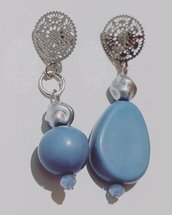 Orecchini con perle di resina color blu polvere 