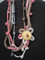 collana multifilo in lana fatta a mano con bottone decorativo