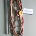 collana multifilo in lana fatta a mano con bottone decorativo