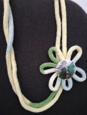 Collana lunga di lana fatta col tricotin con fiore e bottone 