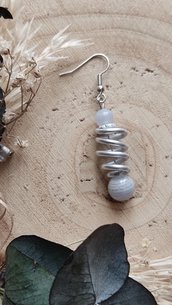 Orecchini tecnica wire a forma di molla e perle di calcedonio 