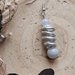 Orecchini tecnica wire a forma di molla e perle di calcedonio 