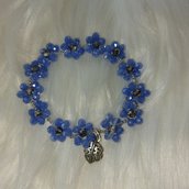 Bracciale elastico con fiorellini azzurri e charms