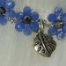 Bracciale elastico con fiorellini azzurri e charms