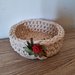 Grazioso cestino realizzato a mano con decorazione floreale 