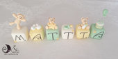 Cake topper cubi con orsetti in scala verde e giallo con dettagli oro 6 cubi 6 lettere personalizzabile 