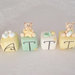 Cake topper cubi con orsetti in scala verde e giallo con dettagli oro 6 cubi 6 lettere personalizzabile 