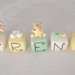 Cake topper cubi con orsetti in scala verde e giallo con dettagli oro 5 cubi 5 lettere personalizzabile