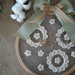 Portafedi vintage personalizzato su telaio da ricamo con appliques all'uncinetto su organza - Matrimonio boho