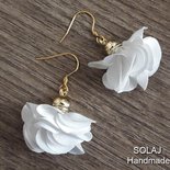Orecchini pendenti fiore in tessuto bianco e oro - WFE01