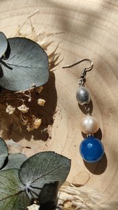 Orecchini agata blu, perle bianche e perle vetrosi Boemia argentate 
