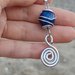 Orecchini wire con agata blu e spirale 