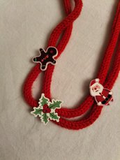 Collana rossa fatta a mano con applicazioni natalizie / collana natalizia