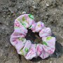 Scrunchie rosa con rose