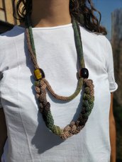 Collana di lana verde e marrone fatta a mano all'uncinetto 