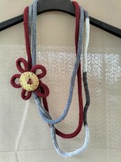 Collana di lana grigia e bordeaux fatta a mano con bottone decorativo