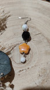 Orecchini pendenti con stella  ceramica gialla perle di vetro bianche e perla in resina nera 