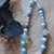 Phone strap con perle bianche, stelline e perline blu, azzurre e celeste 