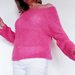 Maglione donna in mohair rosa brillante con scollo a barca, maglione sexy con spalla scoperta, maglione donna fatto a mano