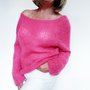 Maglione donna in mohair rosa brillante con scollo a barca, maglione sexy con spalla scoperta, maglione donna fatto a mano