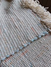 Coppia di tappeti scendiletto color panna tessuti a telaio   VENDUTI