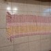 Tappeto artigianale a righe rosa, ciclamino e giallo oro