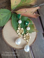 Orecchini pendenti con perni in cristallo verde,  elementi in zama e perle 