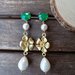 Orecchini pendenti con perni in cristallo verde,  elementi in zama e perle 