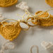 Porta fedi personalizzato in stile country con cuori ricamati in cotone oro e crema su tulle di organza