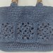 Borsa a mano in rafia naturale blu con inserto Granny 