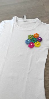 T-shirt con applicazioni di fiori realizzati ad uncinetto a mano 