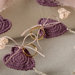 Portafedi ricamato personalizzato per matrimonio in stile rustico con appliques all'uncinetto in cotone viola e crema su tulle di organza
