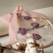 Portafedi ricamato personalizzato per matrimonio in stile rustico con appliques all'uncinetto in cotone viola e crema su tulle di organza
