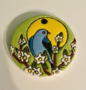 Uccello azzurro tre fiori - ciondolo in ceramica