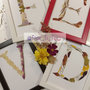 Cornice di fiori pressati con lettera personalizzata