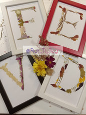 Cornice di fiori pressati con lettera personalizzata