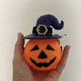 Decorazione Halloween con zucca in plastica e cappello