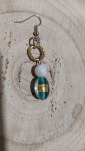 Orecchini perle in resina bianca e perla a forma di oliva con foglia oro 