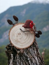 Uccellini, lumachina su tronco d’albero fatta all’uncinetto